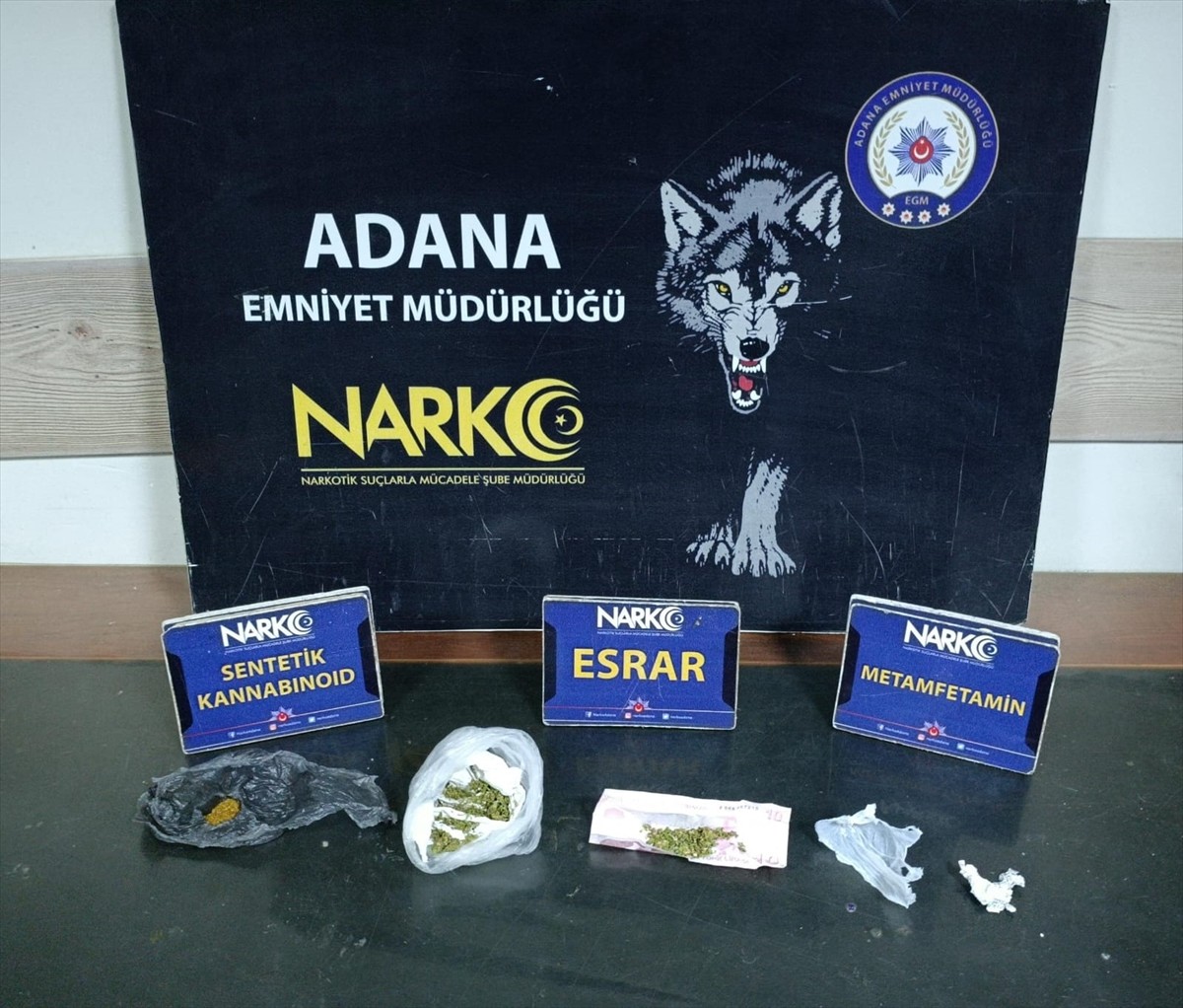 Adana'da uyuşturucu satıcılarına yönelik operasyonlarda gözaltına alınan 40 zanlıdan 32'si...