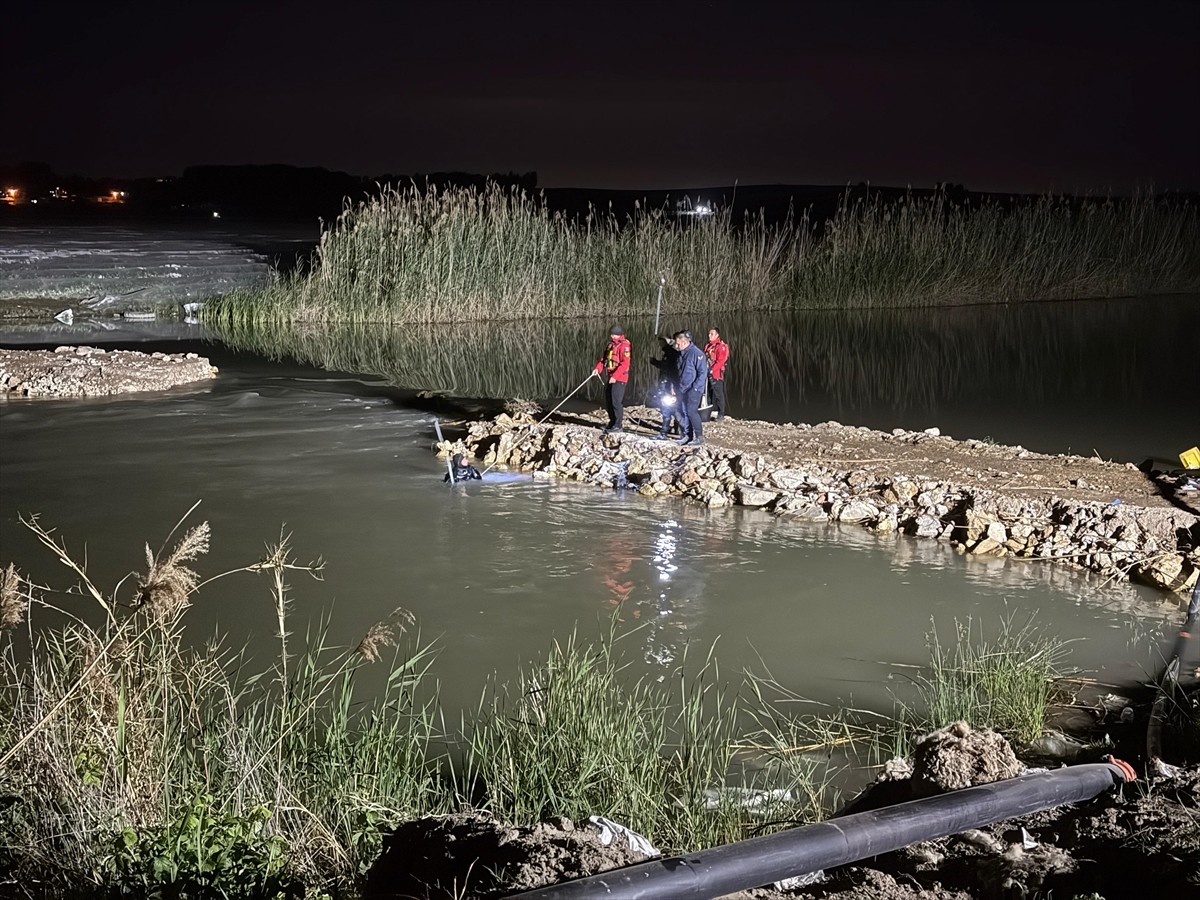 Adana'nın Karataş ilçesinde kaybolan 7 yaşındaki çocuğu arama çalışmaları sürüyor. Arama...