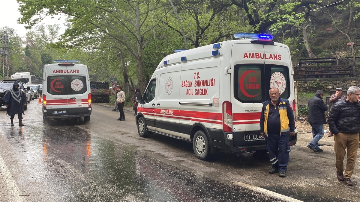 Adana'nın Kozan ilçesinde, cenazeden dönenlerin bulunduğu hafif ticari aracın park halindeki...