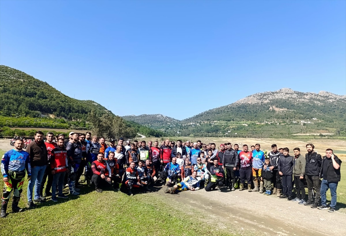 Adana'nın Kozan ilçesinde motokrosçular yarıştı. Durmuşlu Mahallesi'nde hazırlanan zorlu parkurda...
