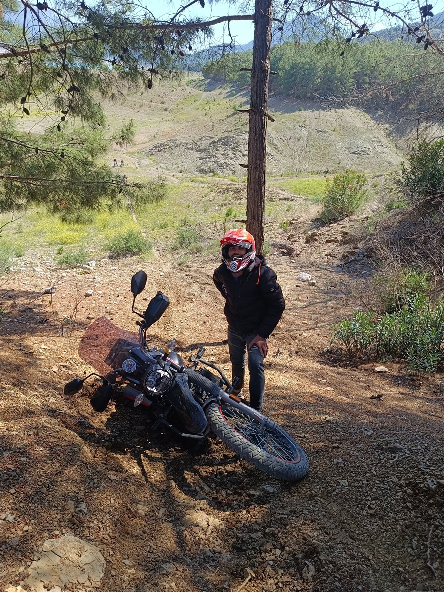 Adana'nın Kozan ilçesinde motokrosçular yarıştı. Durmuşlu Mahallesi'nde hazırlanan zorlu parkurda...