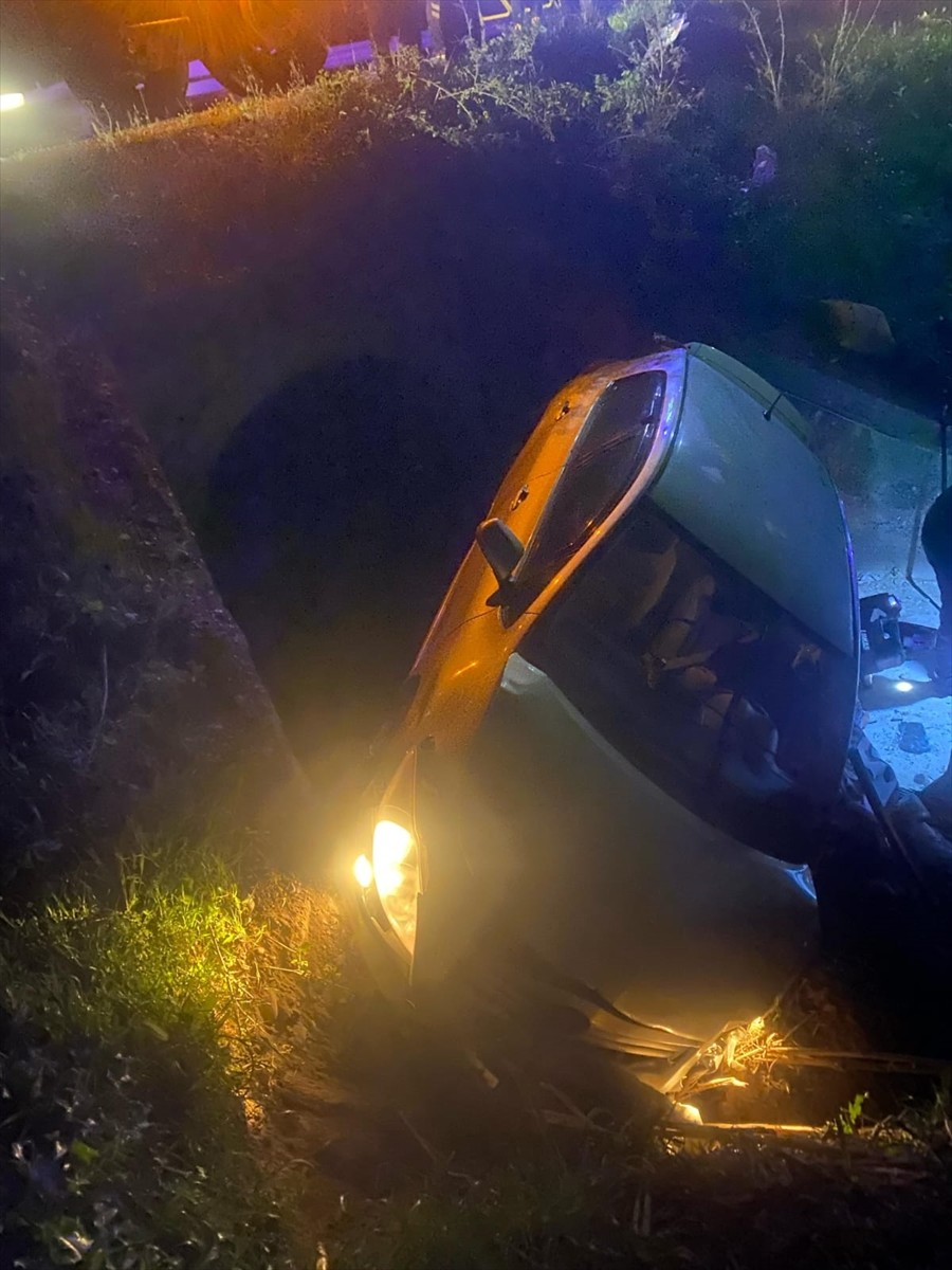 Adana'nın merkez Çukurova ilçesinde otomobilin şarampole devrilmesi sonucu iki kişi yaralandı.