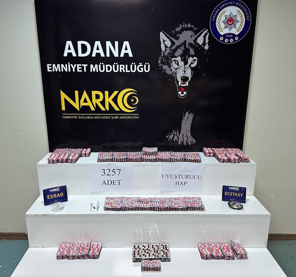 Adana'nın merkez Seyhan ilçesinde 3 bin 257 uyuşturucu etkili hap ve 11 uyuşturucu hap ele...
