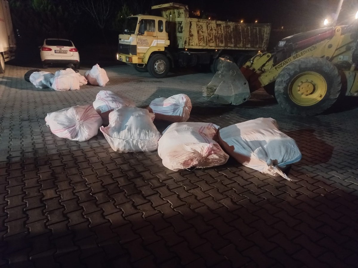 Adana'nın Pozantı ilçesinde yolcu otobüsünün bagajındaki çuvallarda bulunan 1400 kilogram içyağı...