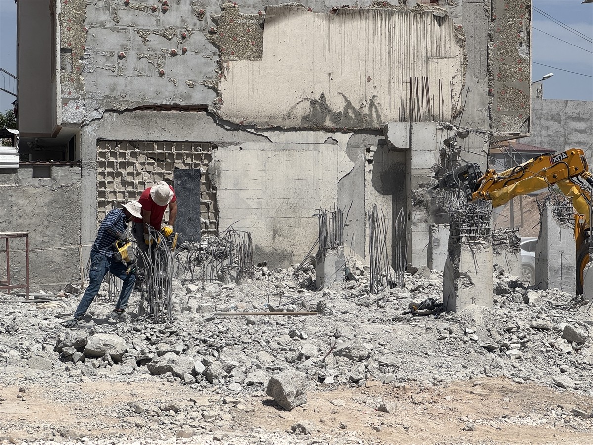 Adıyaman'da Çevre, Şehircilik ve İklim Değişikliği İl Müdürlüğü ekipleri, projeye aykırı şekilde...