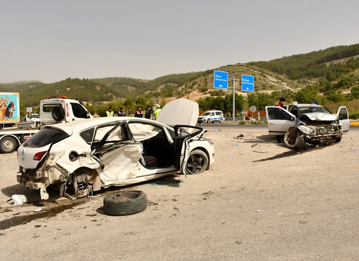 Adıyaman'da iki otomobilin çarpıştığı kazada 8 kişi yaralandı.