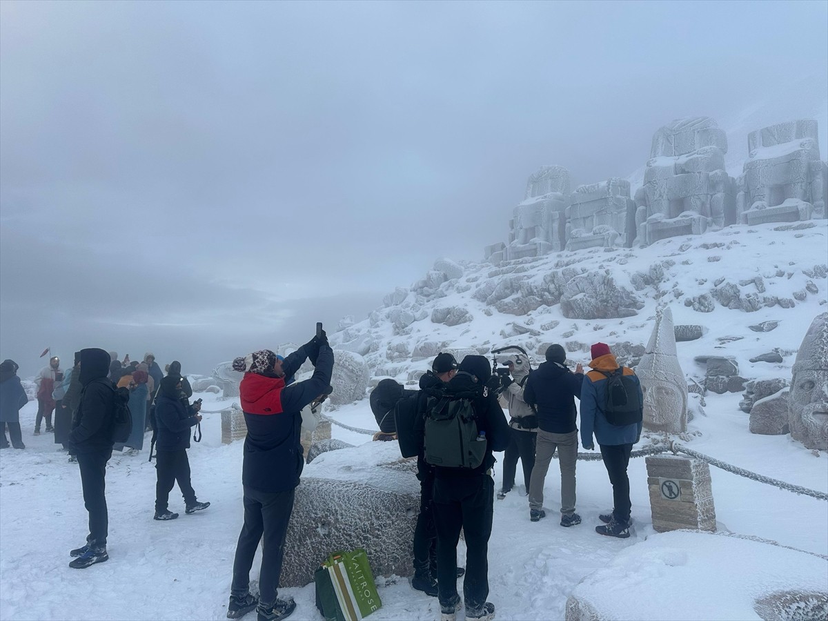 Adıyaman'ın Kahta ilçesinde yer alan, UNESCO Dünya Kültür Mirası Listesi'ndeki Nemrut Dağı karla...