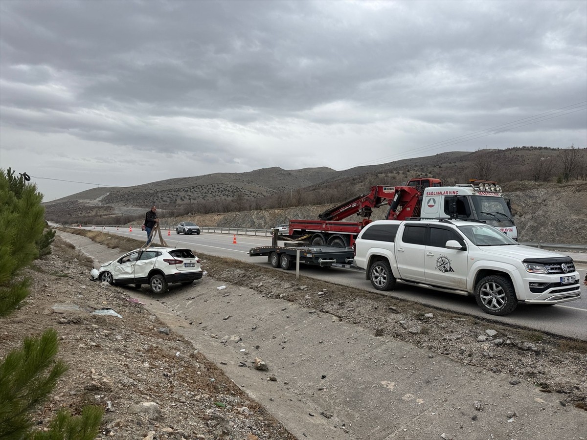 Afyonkarahisar'ın Bayat ilçesinde otomobilin devrilmesi sonucu 4 kişi yaralandı. Kaza yerine...