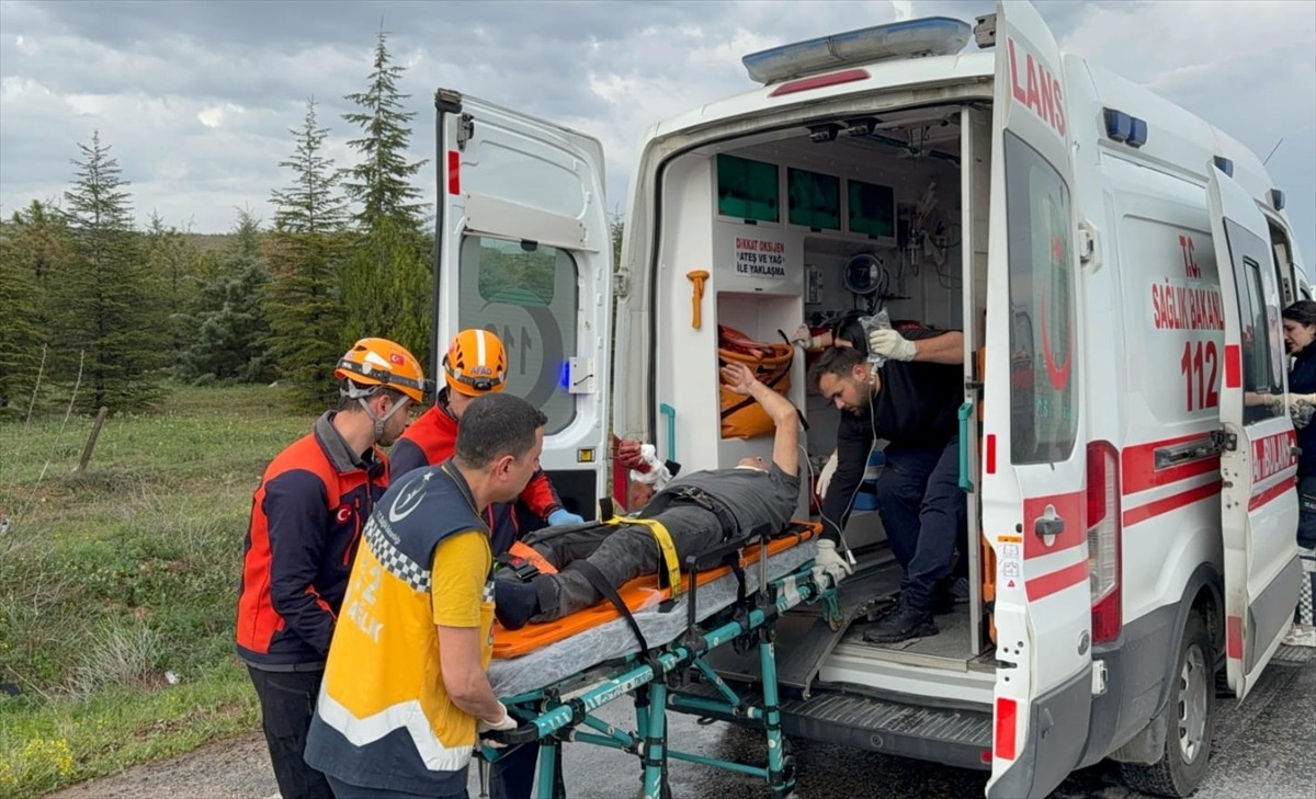 Afyonkarahisar'ın Bolvadin ilçesinde tırın otomobile çarpması sonucu 1 kişi yaşamını yitirdi, 1...