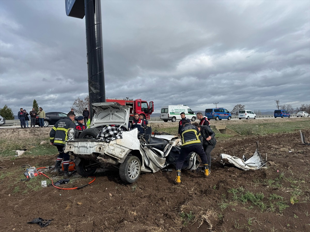 Afyonkarahisar'ın Sandıklı ilçesinde reklam tabelasına çarpan otomobilin sürücüsü yaşamını...
