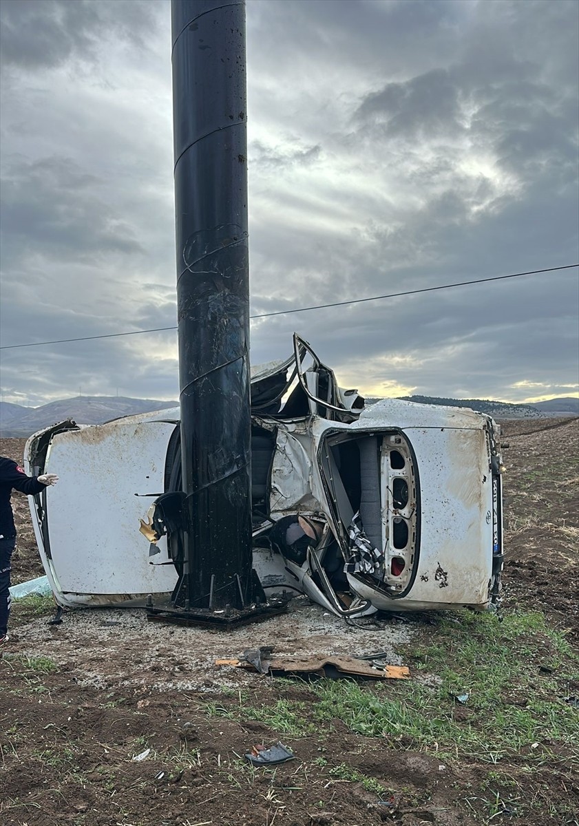 Afyonkarahisar'ın Sandıklı ilçesinde reklam tabelasına çarpan otomobilin sürücüsü yaşamını...