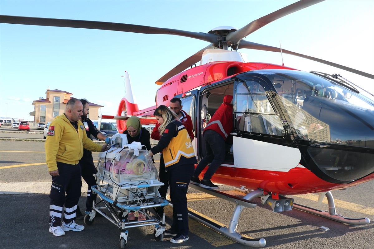 Ağrı'da erken doğuma bağlı görme kaybı tanısıyla tedaviye alınan bebek, hastalığının ilerlemesi...