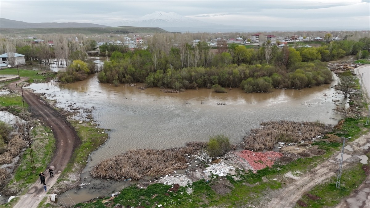 Ağrı'da etkili olan sağanak nedeniyle Badişan Deresi'nin taşması sonucu bazı evler ve tarım...