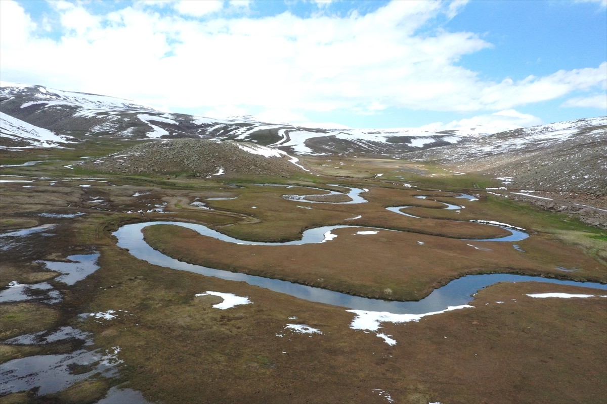 Ağrı'nın yüksek rakımlı dağlarında bulunan kar örtüsü baharda kıştan manzara sunuyor. Karlı dağlar...