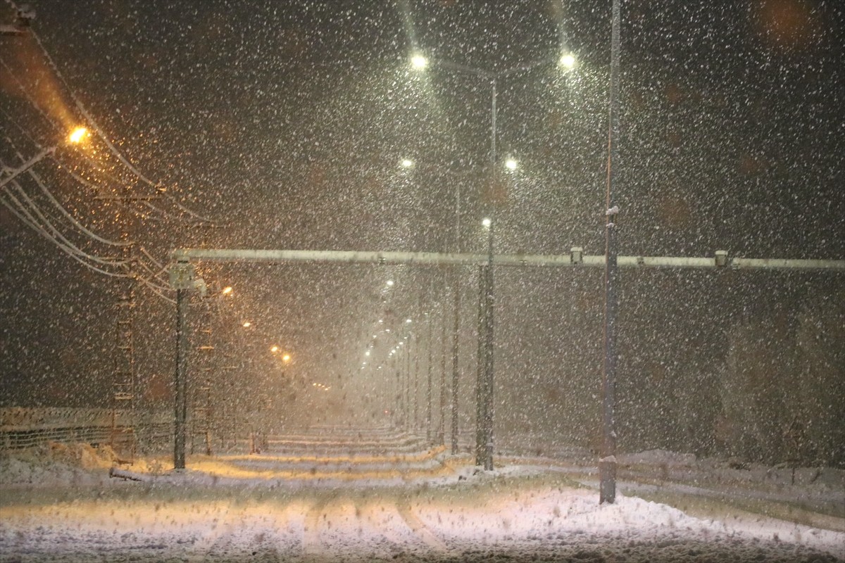 Ağrı kent merkezinde gece saatlerinde etkisini artıran kar yağışı sonrası cadde ve sokaklar...