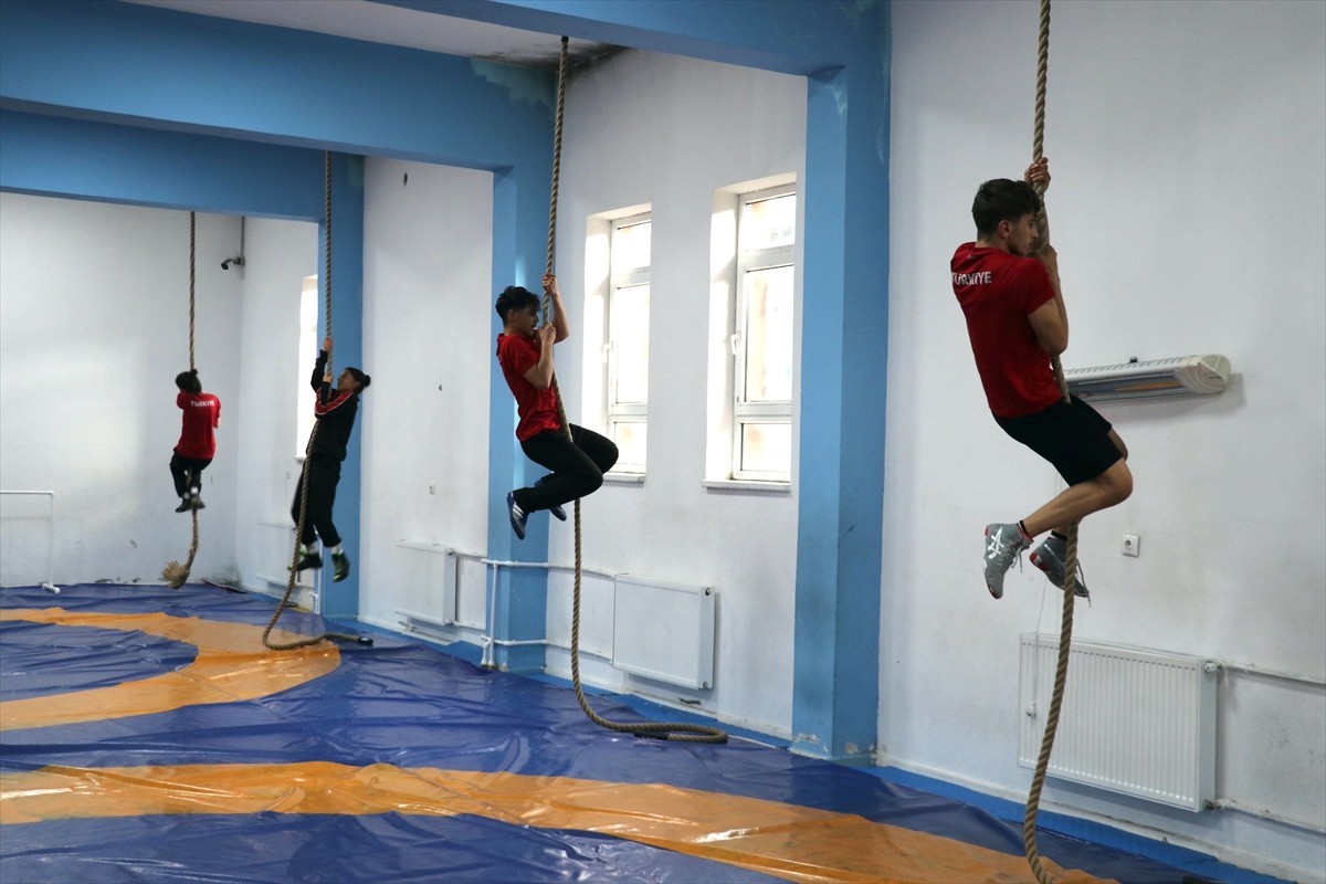 Ağrı’nın Eleşkirt ilçesinde yetenek taramasıyla keşfedilen güreşçi çocuklar uluslararası arenada...