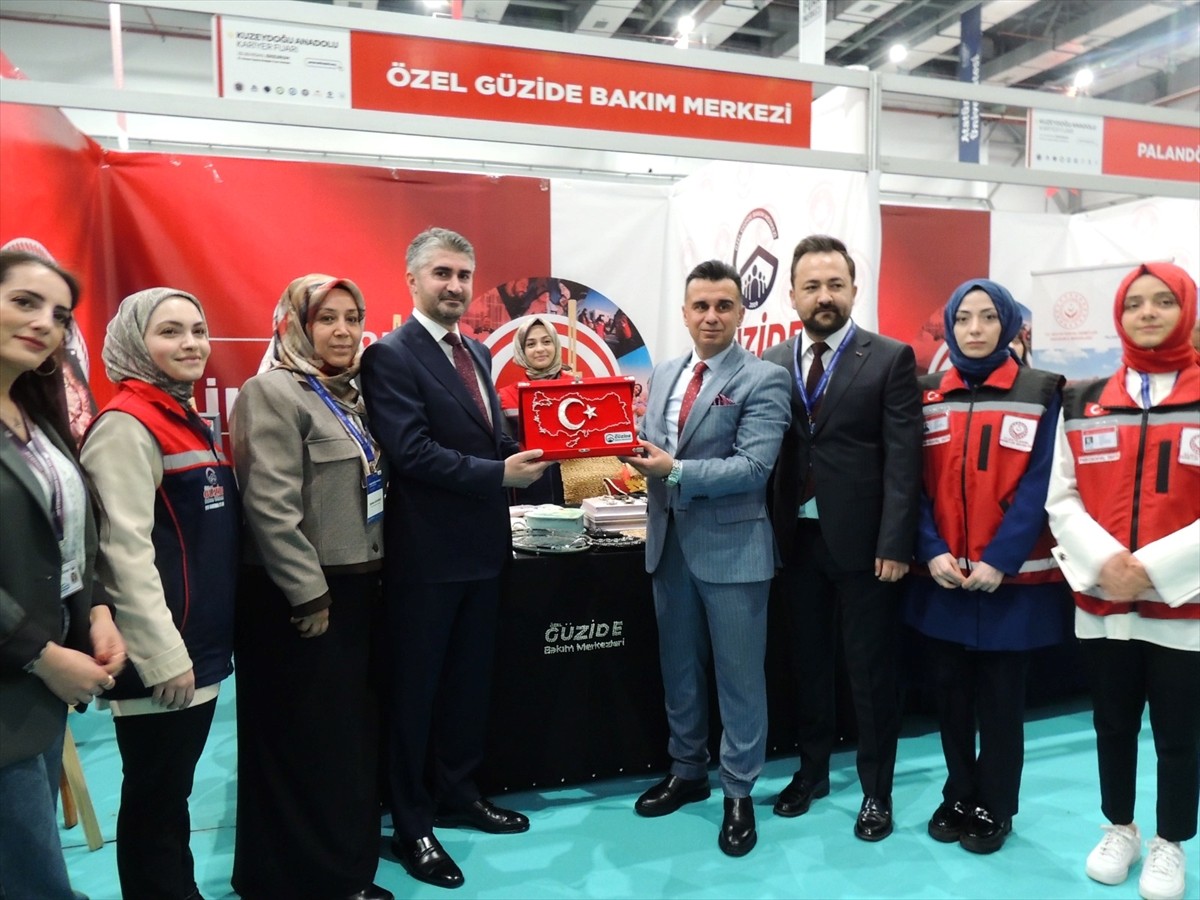 Aile ve Sosyal Hizmetler Bakan Yardımcısı Zafer Tarıkdaroğlu (sol 3), "Aile Yılı" kapsamında...