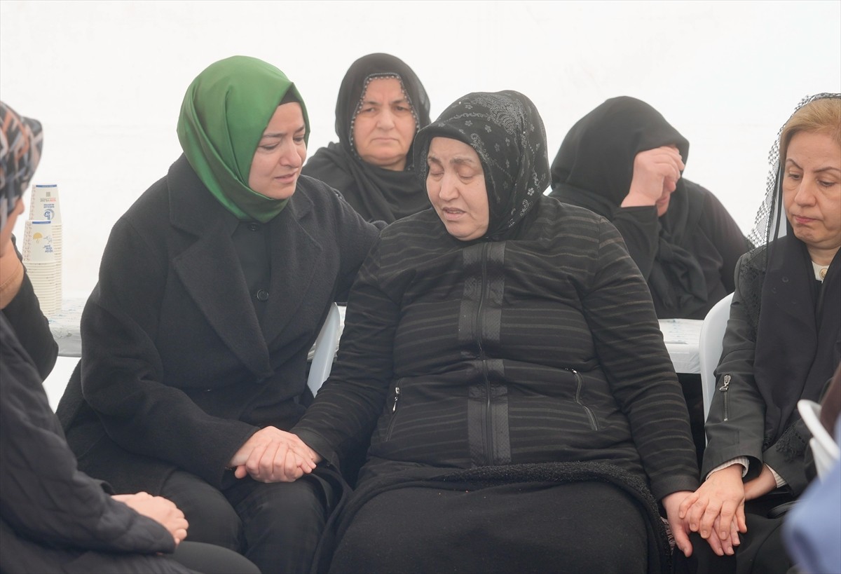 AK Parti Genel Başkan Yardımcısı Fatma Betül Sayan Kaya (solda), Bağcılar'da kimlik kontrolü...