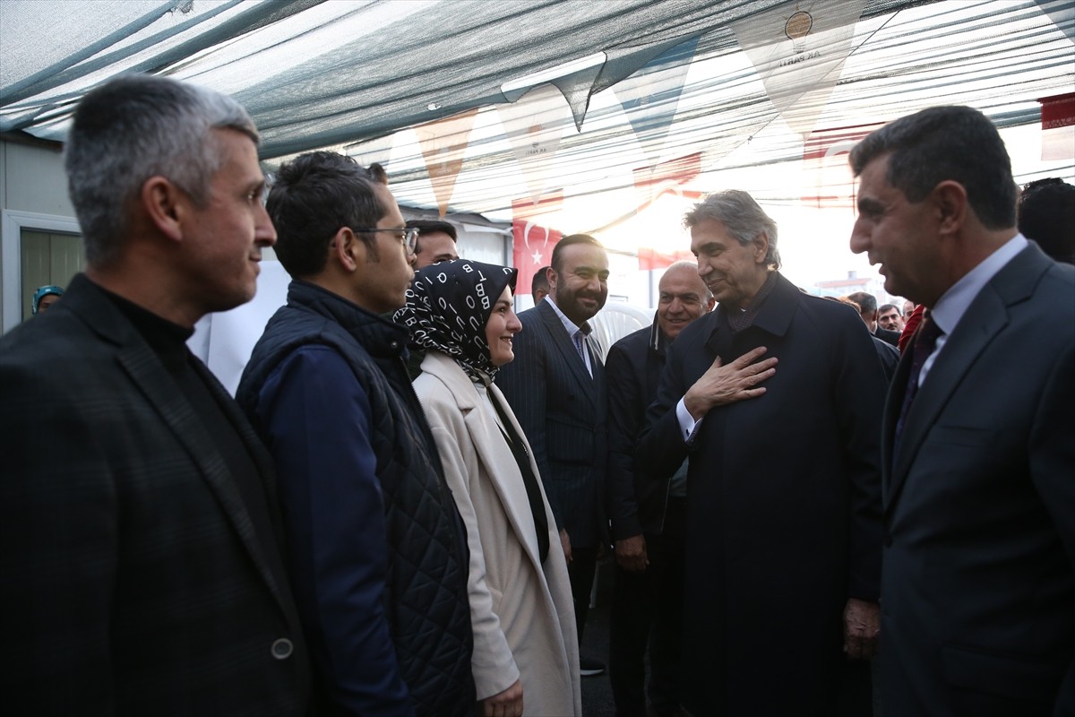 AK Parti Genel Başkan Yardımcısı Mustafa Demir (sağ2), AK Parti Hatay İl Başkanlığı'na geldi....