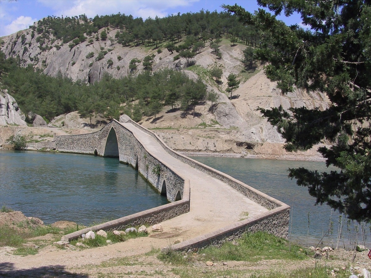 Akdeniz, Doğu Anadolu ve Güneydoğu Anadolu'nun kesişim noktasında yer alan, tarihi zenginliği...