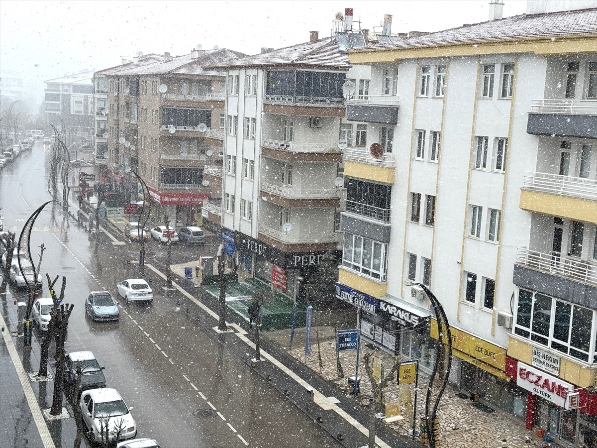 Aksaray'da sabah saatlerinde başlayan kar yağışı, kent genelinde etkili oldu.