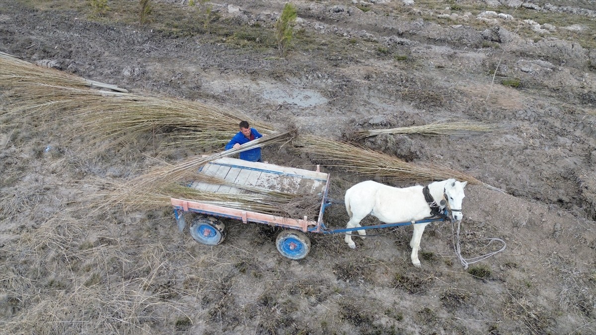 Aksaray'ın Eskil ilçesinde doğaseverler, Tuz Gölü çevresine şehit ve gazilerin anısına bir hatıra...
