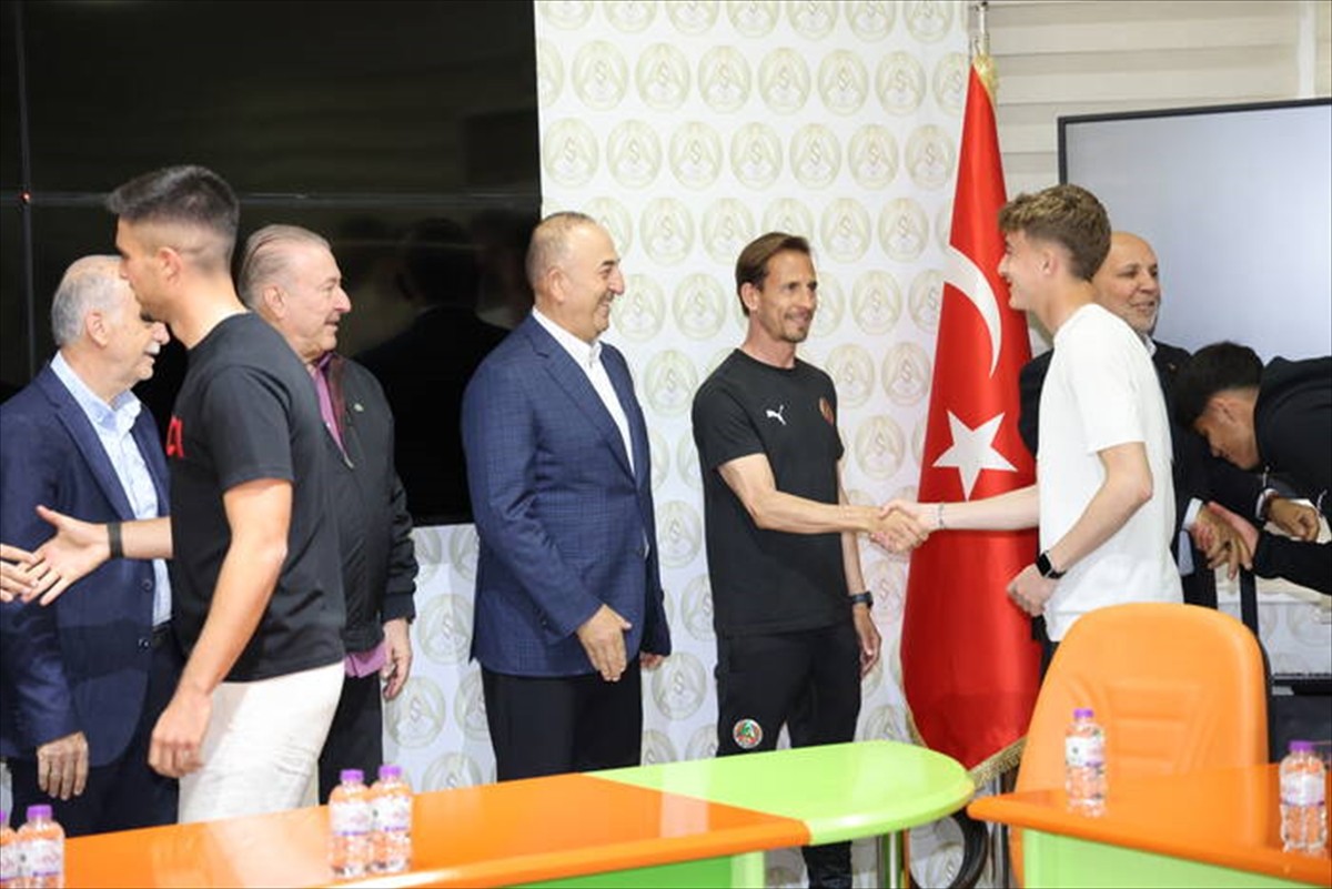 Alanyaspor Kulübünde Ramazan Bayramı dolayısıyla bayramlaşma programı gerçekleştirildi. Cengiz...