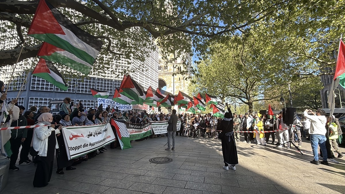 Almanya'nın başkenti Berlin'de Breitscheid Meydanı'nda toplanan yüzlerce kişi, İsrail'in Gazze'ye...