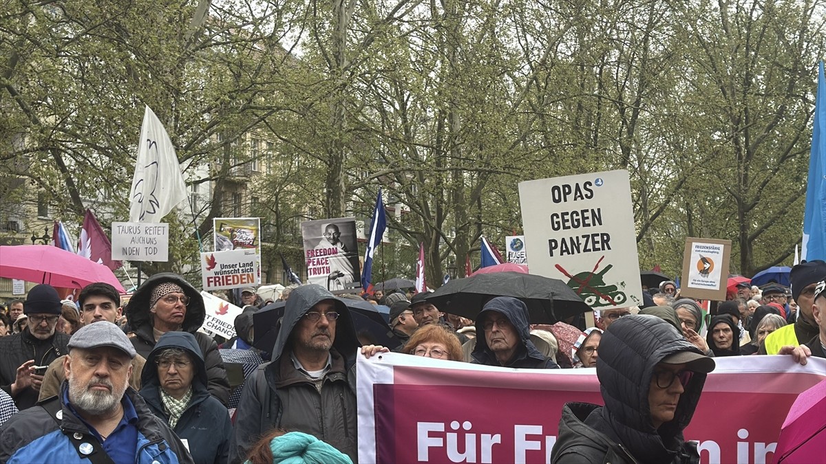 Almanya'nın çeşitli kentlerinde, dünyada devam eden savaşlar için barış çağrılarının yapıldığı...