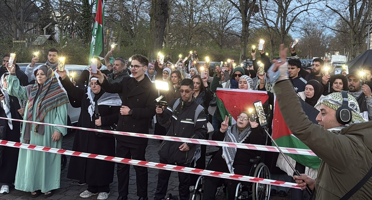 Almanya’nın başkenti Berlin’de İsrail Büyükelçiliği önünde Filistin’e destek gösterisi...