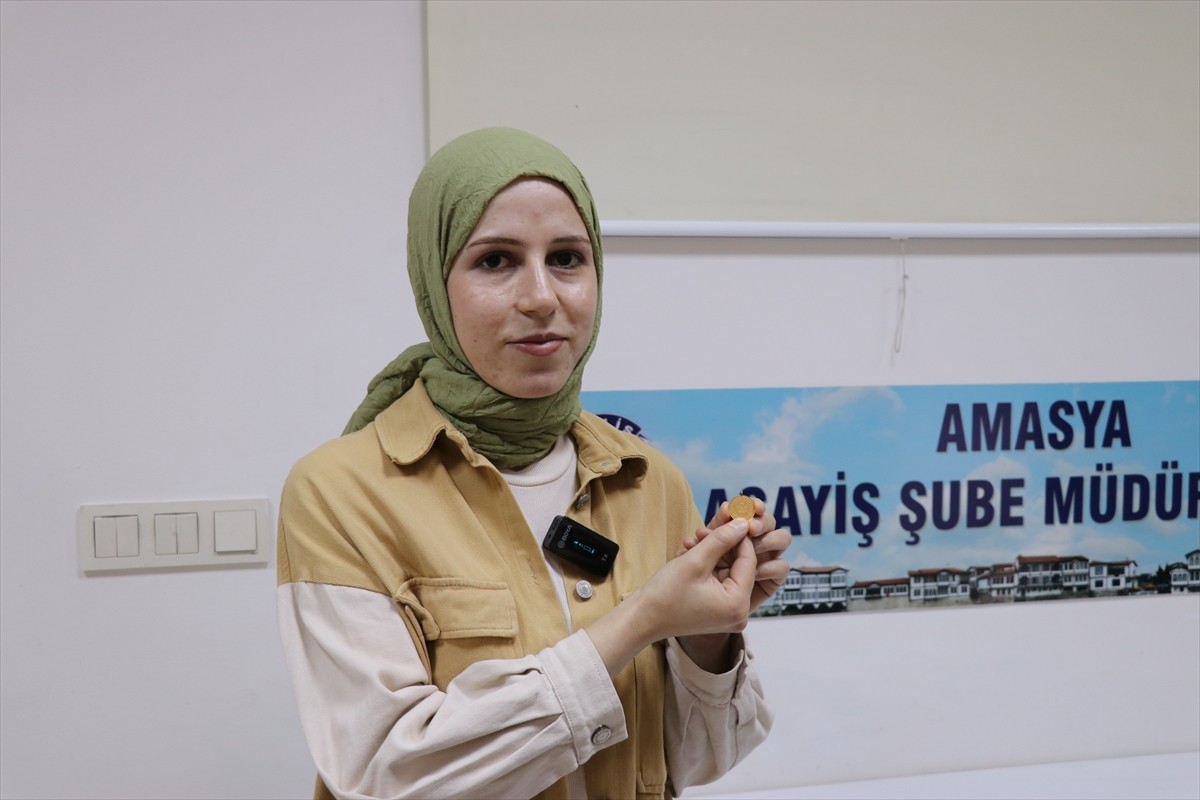 Amasya'da polis memuru yolda bulduğu altını sahibine teslim etti.