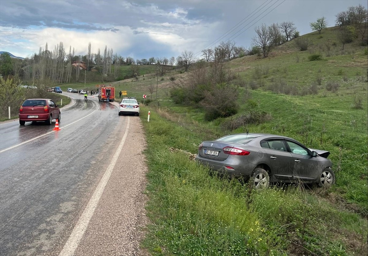 Amasya'nın Taşova ilçesinde, 2 otomobilin çarpıştığı kazada 1'i çocuk 3 kişi yaralandı