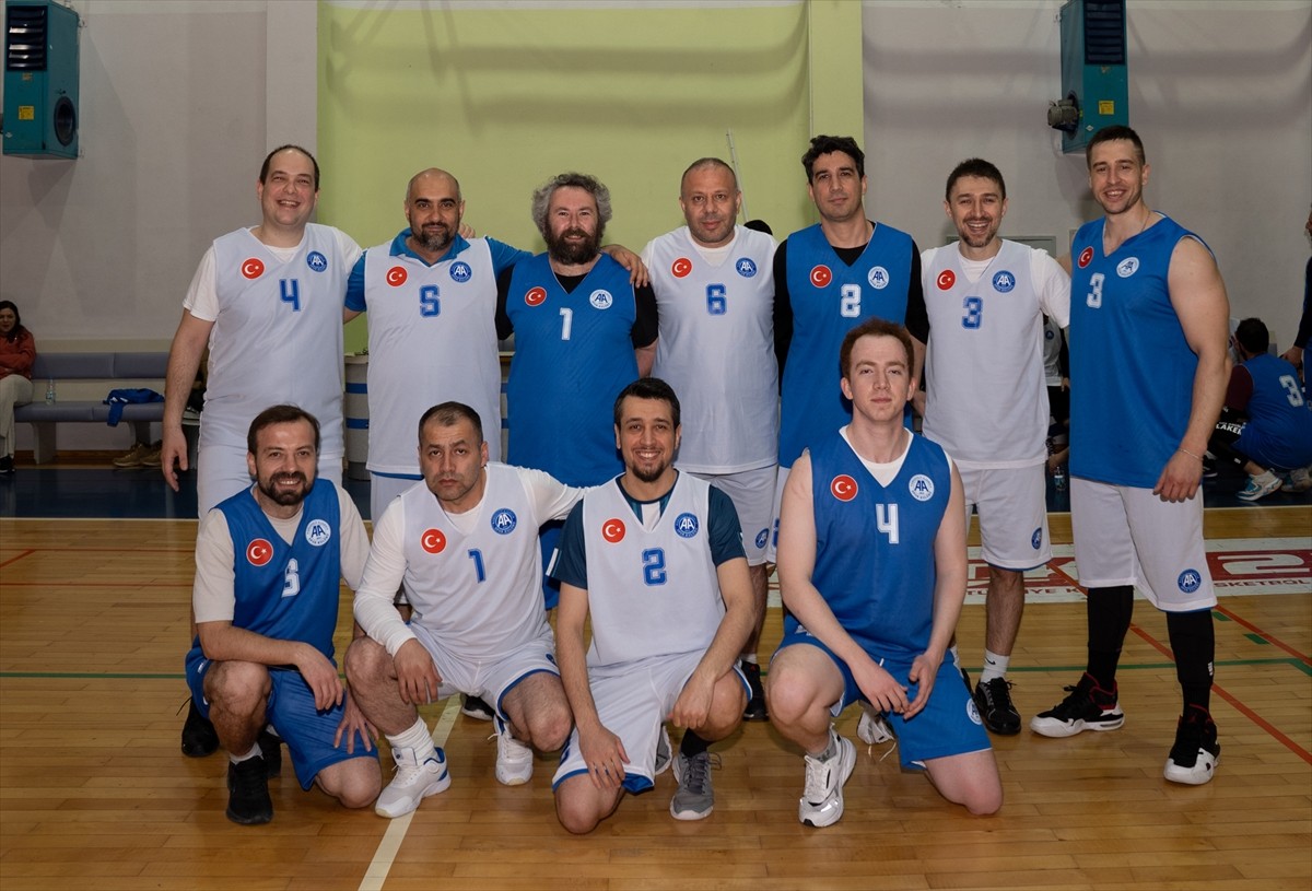 Anadolu Ajansı (AA) tarafından çalışanların yoğun iş temposuna kısa bir mola vererek hem takım...