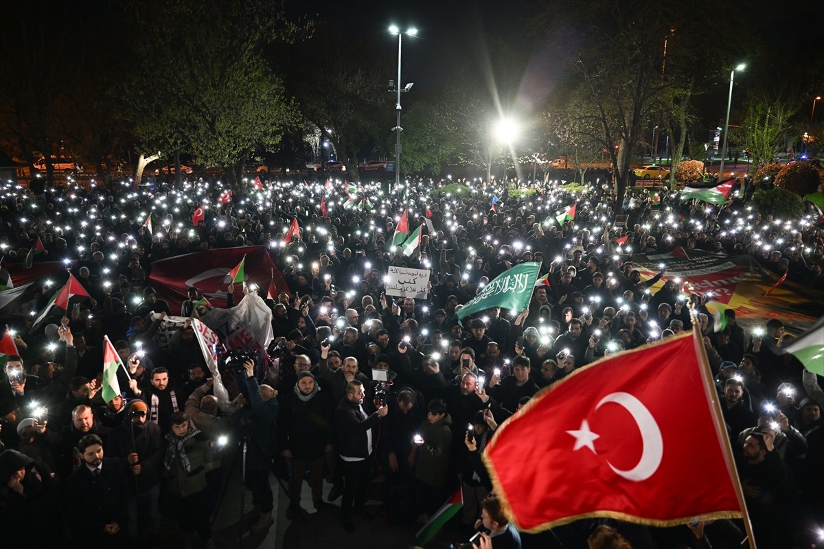 Anadolu Gençlik Derneği (AGD) üyeleri, İsrail'in Gazze'ye yönelik saldırılarını protesto...