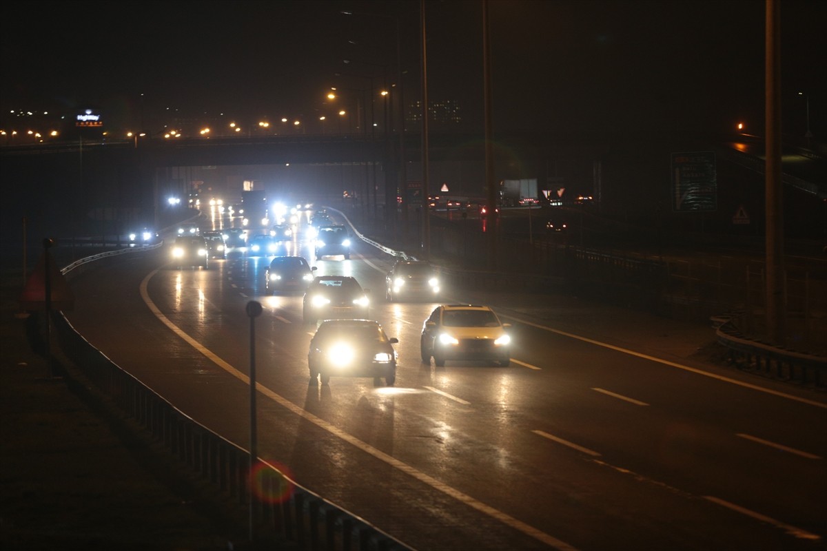 Anadolu Otoyolu'nun Bolu kesiminde Ramazan Bayramı tatilinden dönenler yoğunluğa neden oluyor.