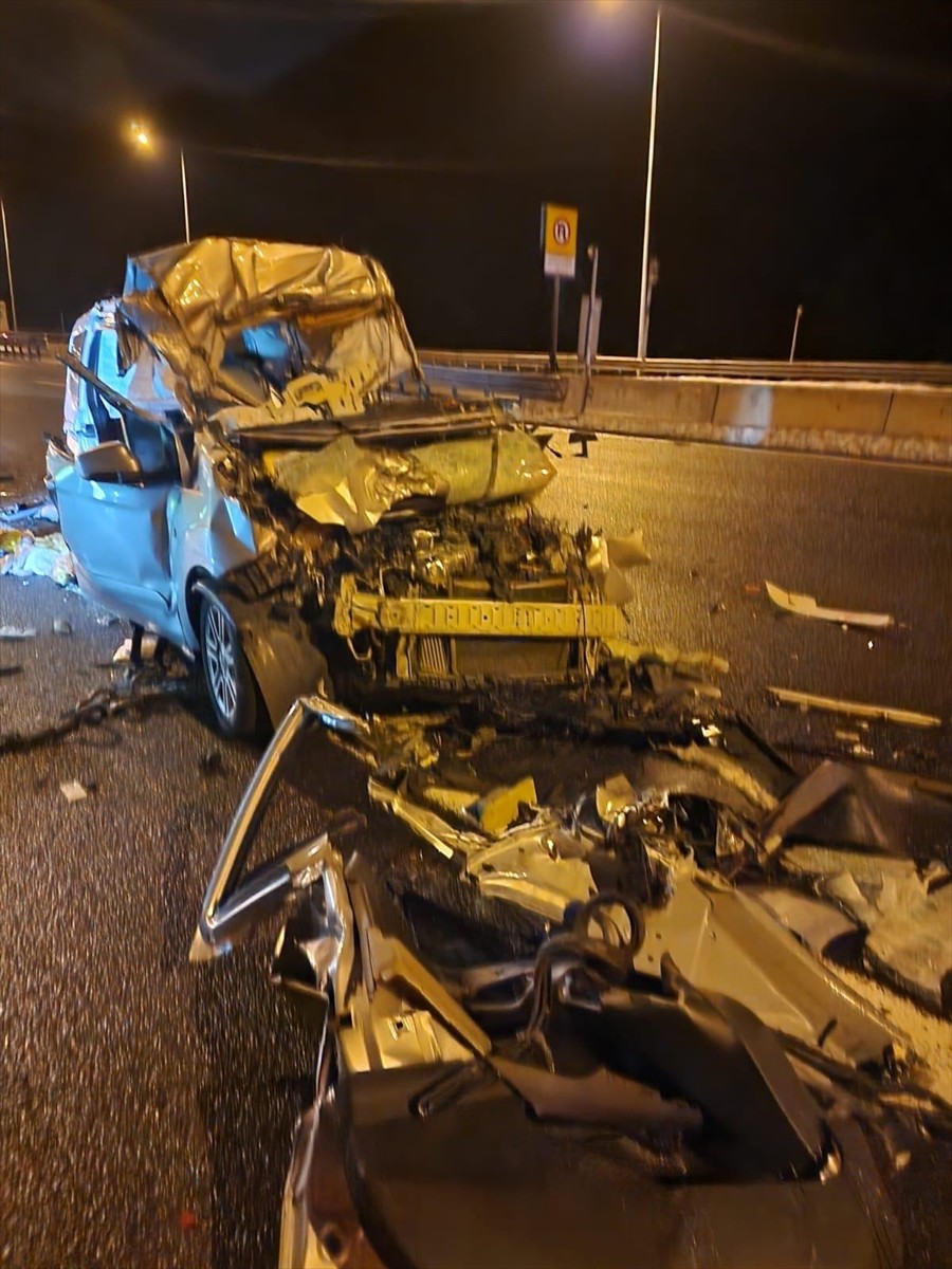 Anadolu Otoyolu'nun Düzce kesiminde hafif ticari aracın kamyona çarpması sonucu 2 kişi öldü, 2...