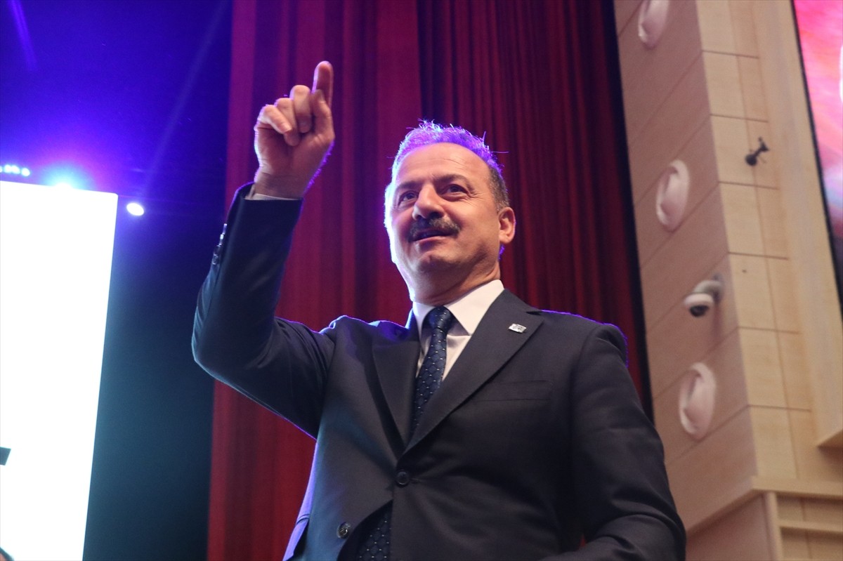  Anahtar Parti (A Parti) Genel Başkanı Yavuz Ağıralioğlu, Erciyes Kültür Merkezi'nde düzenlenen...