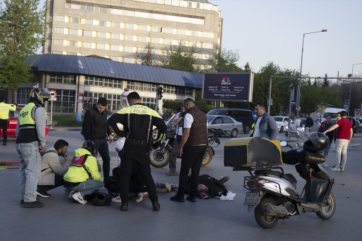 Ankara'nın Çankaya ilçesinde motosikletin otomobille çarpıştığı kazada 2 kişi yaralandı.