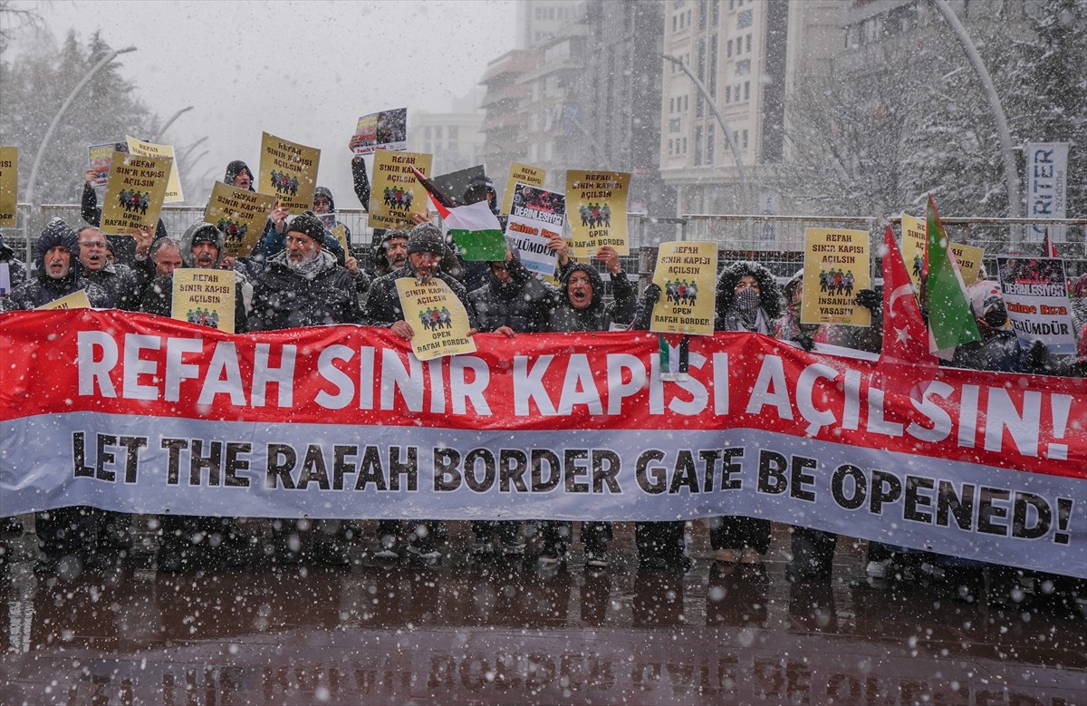 Ankara Filistin Dayanışma Platformu (ANFİDAP) üyeleri, Refah Sınır Kapısı'nın açılması talebiyle...