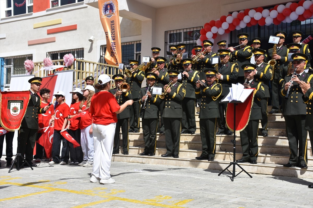 Antalya'da, 23 Nisan Ulusal Egemenlik ve Çocuk Bayramı dolayısıyla Kara Kuvvetleri Komutanlığına...