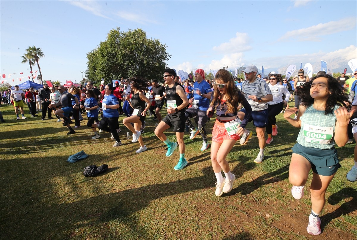 Antalya'da bu yıl 20'ncisi düzenlenen Uluslararası Runtalya Maratonu'nda, 65 ülkeden 1800'ü...