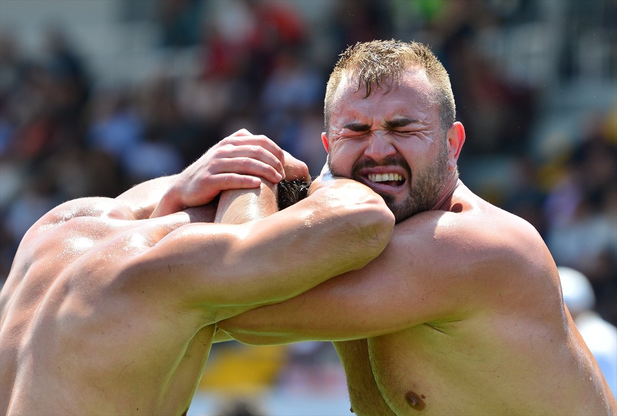 Antalya'da bu yıl 26'ıncısı düzenlenen Kumluca Yağlı Güreşleri'nde farklı illerden 67'si...