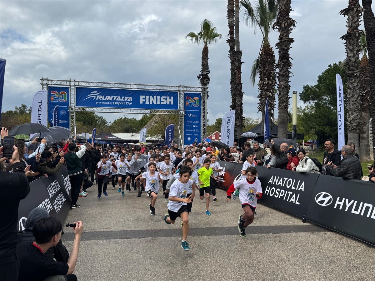 Antalya'da düzenlenen 20. Uluslararası Runtalya Maratonu, 20 ülkeden 500 minik çocuğun yağmur...