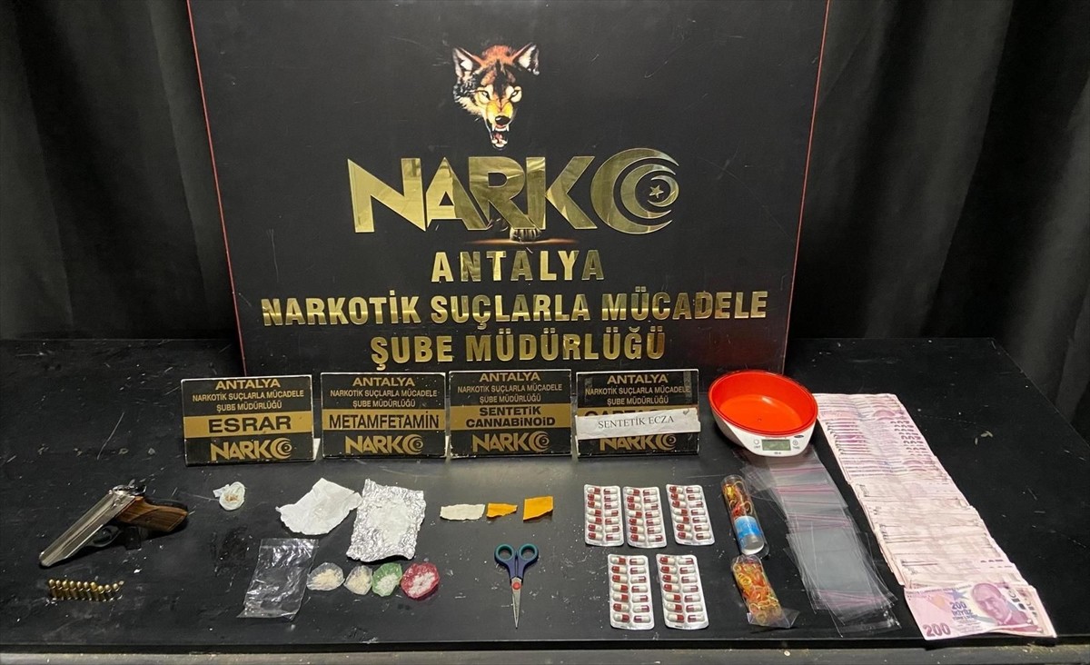 Antalya'da düzenlenen uyuşturucu operasyonunda yakalanan 16 zanlı hakkında adli işlem başlatıldı....