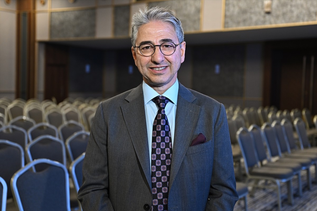 Antalya'da her yıl milyonlarca misafiri konuk eden turizm sektörü, istihdamı artırmak amacıyla...