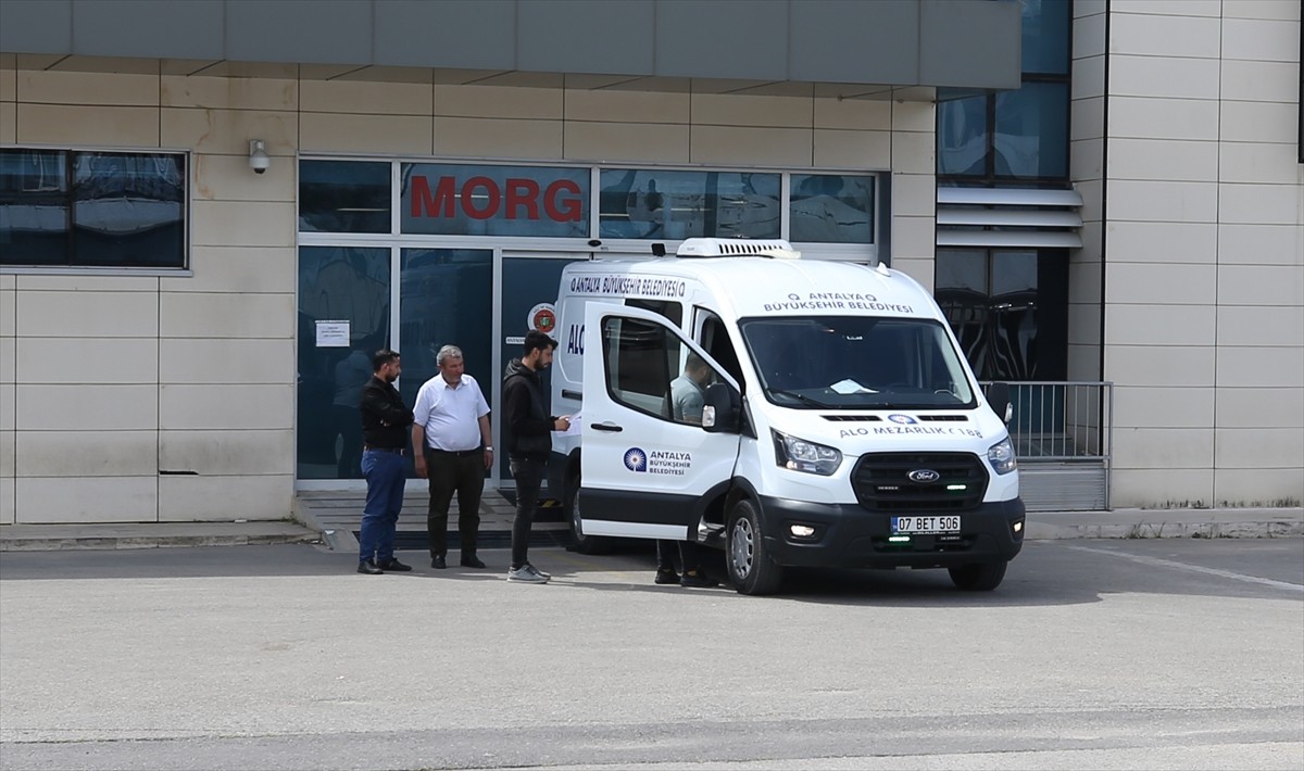 Antalya'nın Alanya ilçesinde 36 günlük bebeğini 2. kattaki dairenin penceresinden atarak ölümüne...