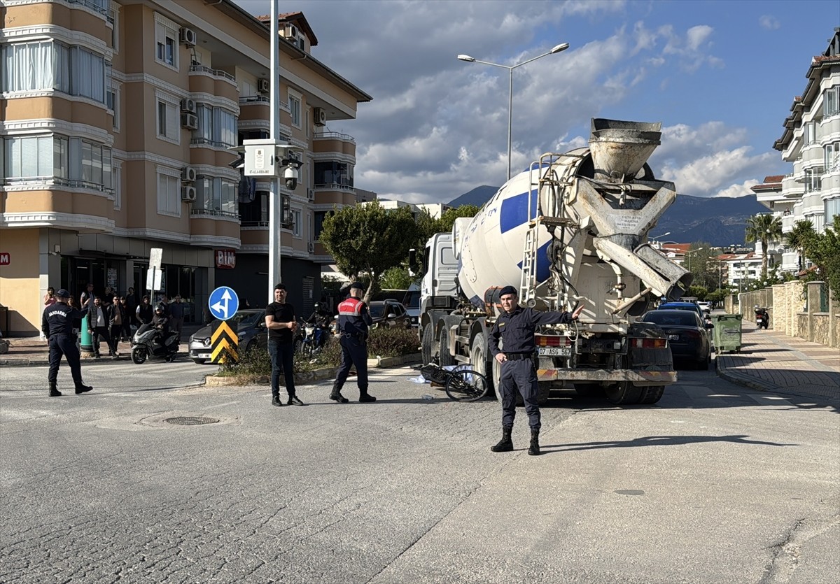  Antalya'nın Alanya ilçesinde, beton mikserinin altında kalan bisiklet sürücüsü hayatını...