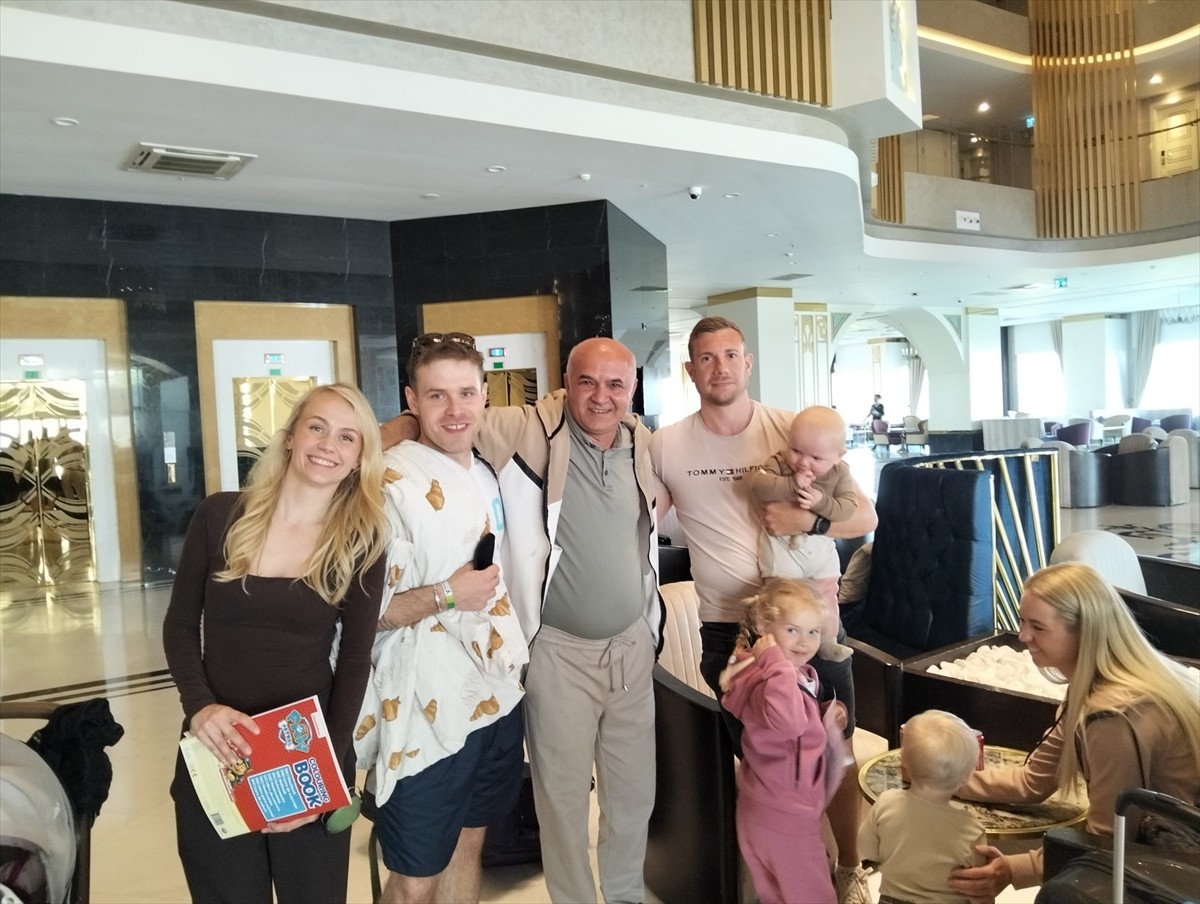 Antalya'nın Alanya ilçesinde bir taksici, aracında unutulan ve içinde yaklaşık 18 bin 300 avro...