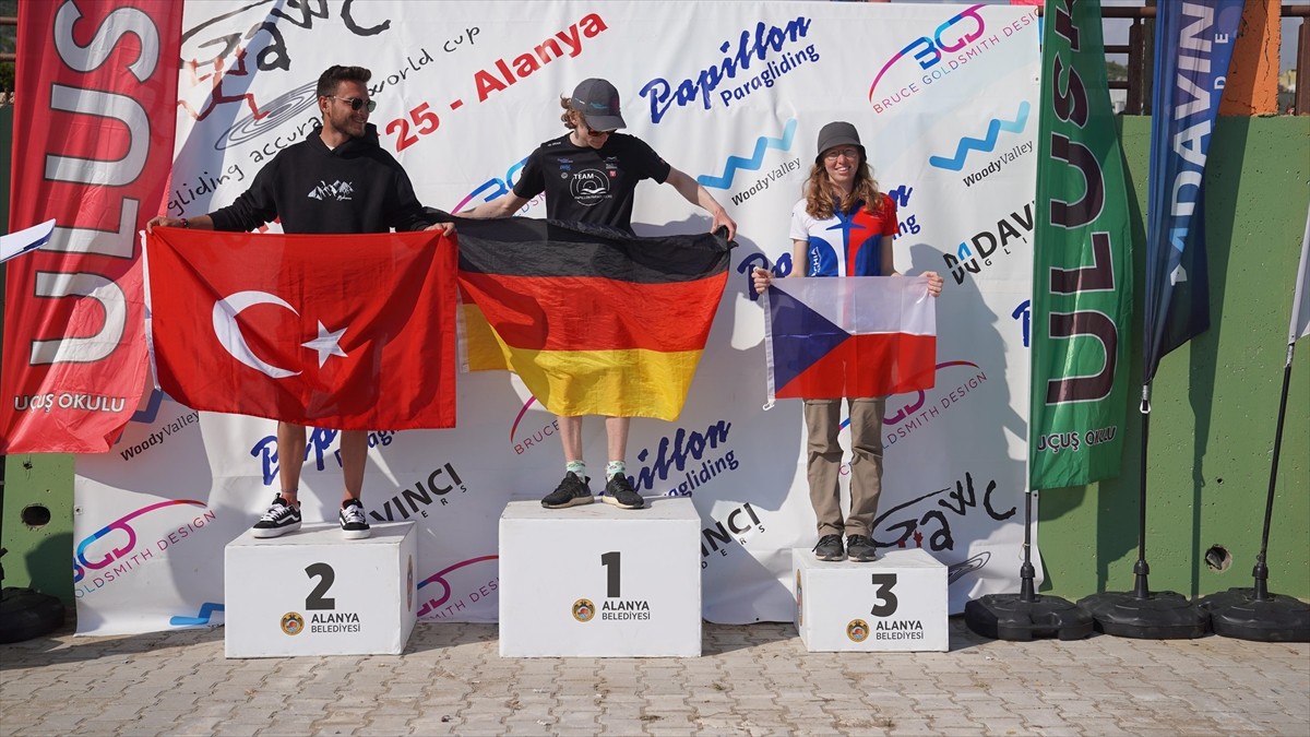 Antalya'nın Alanya ilçesinde gerçekleştirilen Dünya Yamaç Paraşütü Hedef Şampiyonası'nın 2. etabı...