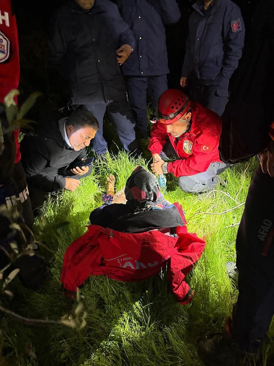 Antalya'nın Alanya ilçesinde kaybolan 80 yaşındaki kadın, ekiplerce ormanlık alanda bulundu....